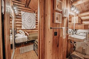 76gs - Genuine Log Cabin - Wifi - Pets Ok - Sleeps 4 2 Bedroom Home by