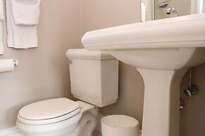 Maverick Suites at 402 Columbus Ave