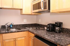 Maverick Suites at 402 Columbus Ave