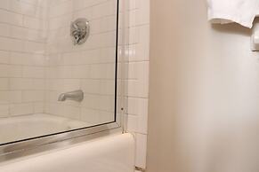 Maverick Suites at 402 Columbus Ave