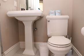 Maverick Suites at 402 Columbus Ave