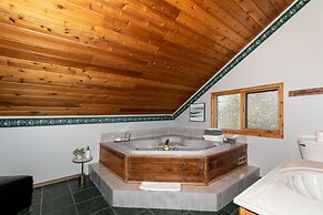 Dream 4-Br 4-Ba Chalet | Private Hot Tub | 2 min to Jasper National Pa