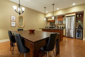 Luxury 3-Br Penthouse | INDOOR Pool & Hot Tub | Pool Table | 2 Decks +