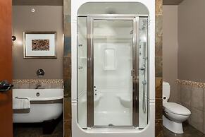 Luxury 3-Br Penthouse | INDOOR Pool & Hot Tub | Pool Table | 2 Decks +