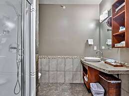 Luxury 3-Br Penthouse | INDOOR Pool & Hot Tub | Pool Table | 2 Decks +