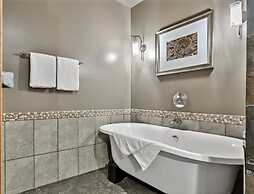 Luxury 3-Br Penthouse | INDOOR Pool & Hot Tub | Pool Table | 2 Decks +