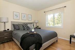 LUXURIOUS 5-Br Acreage | Year-Round Heated Pool & HotTub | Mtn View | 