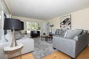 LUXURIOUS 5-Br Acreage | Year-Round Heated Pool & HotTub | Mtn View | 