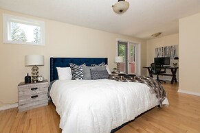 LUXURIOUS 5-Br Acreage | Year-Round Heated Pool & HotTub | Mtn View | 