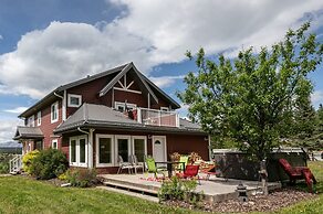 LUXURIOUS 5-Br Acreage | Year-Round Heated Pool & HotTub | Mtn View | 