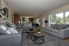 LUXURIOUS 5-Br Acreage | Year-Round Heated Pool & HotTub | Mtn View | 