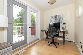 LUXURIOUS 5-Br Acreage | Year-Round Heated Pool & HotTub | Mtn View | 