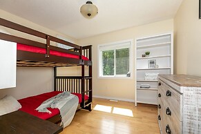 LUXURIOUS 5-Br Acreage | Year-Round Heated Pool & HotTub | Mtn View | 