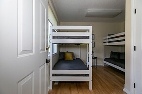 LUXURIOUS 5-Br Acreage | Year-Round Heated Pool & HotTub | Mtn View | 