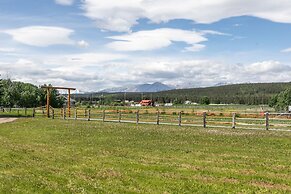 LUXURIOUS 5-Br Acreage | Year-Round Heated Pool & HotTub | Mtn View | 