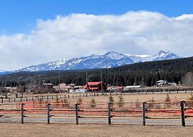 LUXURIOUS 5-Br Acreage | Year-Round Heated Pool & HotTub | Mtn View | 