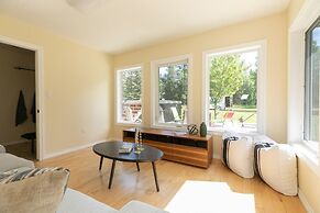 LUXURIOUS 5-Br Acreage | Year-Round Heated Pool & HotTub | Mtn View | 