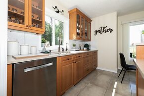 LUXURIOUS 5-Br Acreage | Year-Round Heated Pool & HotTub | Mtn View | 