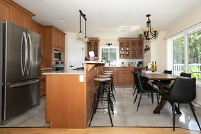 LUXURIOUS 5-Br Acreage | Year-Round Heated Pool & HotTub | Mtn View | 