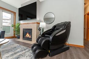 SPACIOUS 3-Br Luxury Condo | HEATED Pool + 3 Hot Tubs | Pool Table | H