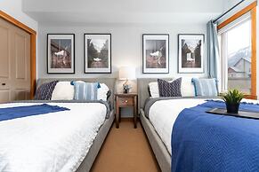 SPACIOUS 3-Br Luxury Condo | HEATED Pool + 3 Hot Tubs | Pool Table | H