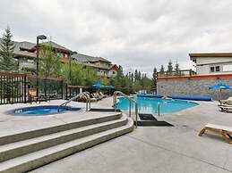SPACIOUS 3-Br Luxury Condo | HEATED Pool + 3 Hot Tubs | Pool Table | H