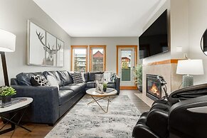 SPACIOUS 3-Br Luxury Condo | HEATED Pool + 3 Hot Tubs | Pool Table | H