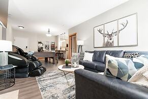 SPACIOUS 3-Br Luxury Condo | HEATED Pool + 3 Hot Tubs | Pool Table | H