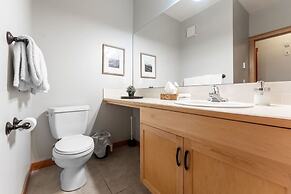 SPACIOUS 3-Br Luxury Condo | HEATED Pool + 3 Hot Tubs | Pool Table | H