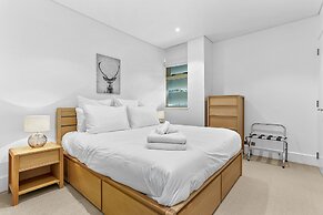 Elegant stunning marina views