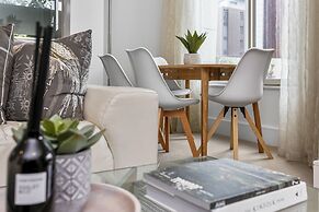 Elegant stunning marina views