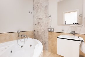 At 41 Luxury Suites & Rooms