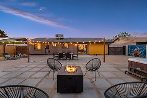 The Palms: Spacious 4-BR Retreat with Hot Tub near Gilbert by RedAwnin