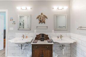 Sea-esta Completely Renovated 2 Story Home Only 1.5 Blocks To The Beac