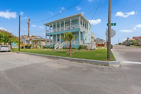 Sea-esta Completely Renovated 2 Story Home Only 1.5 Blocks To The Beac