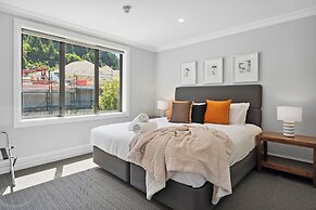 6-BEDROOM PENTHOUSE APARTMENT - THE BEACON