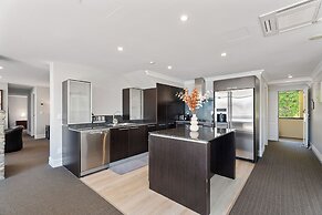 6-BEDROOM PENTHOUSE APARTMENT - THE BEACON