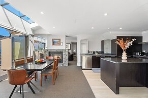 6-BEDROOM PENTHOUSE APARTMENT - THE BEACON