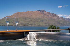 6-BEDROOM PENTHOUSE APARTMENT - THE BEACON