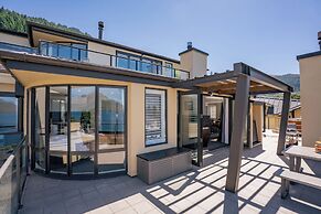 6-BEDROOM PENTHOUSE APARTMENT - THE BEACON