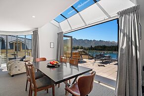 6-BEDROOM PENTHOUSE APARTMENT - THE BEACON