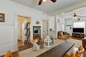 Tina Marie - Just 1 Block To Seawall Beach! 3 Bedroom Home by Redawnin