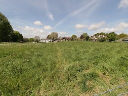 2 Court Farm