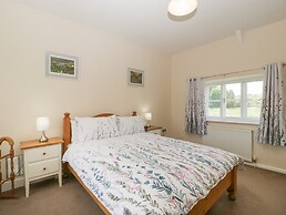 2 Court Farm