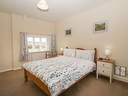 2 Court Farm