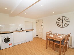 2 Court Farm