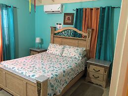 Sensational 2 Bedroom Getaway in Florence Hall