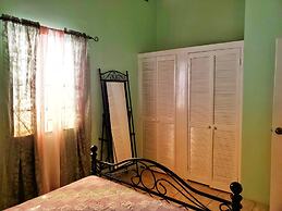 Sensational 2 Bedroom Getaway in Florence Hall