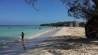 Sensational 2 Bedroom Getaway in Florence Hall