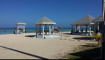 Sensational 2 Bedroom Getaway in Florence Hall